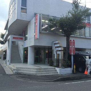 カフェスタイルの不動産店舗で、来店対応のお仕事です。の画像