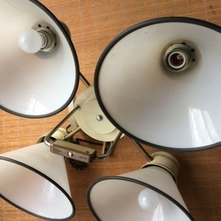 山田照明  １００Ｖ 普通の電球サイズ4灯照明の画像