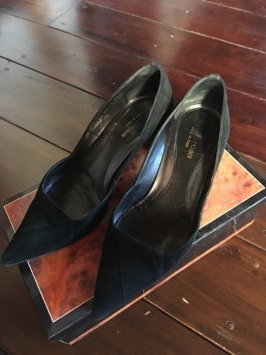 セルジオロッシの黒いパンプスです。