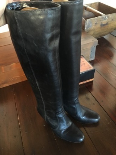 黒革のロングブーツ