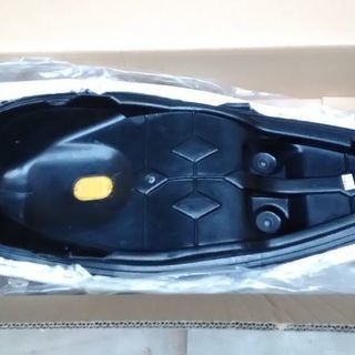 PCX125のエナメル　シート　汚れ有の画像