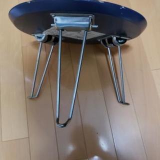 小さなテーブルの画像