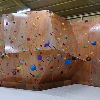 沖縄県名護市のボルダリングジム、BANJAT bouldering - 地元のお店