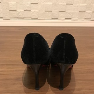 プールサイド黒パンプスの画像