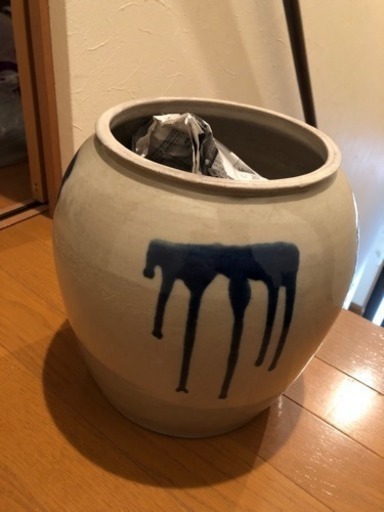 高さ30センチくらいの壺