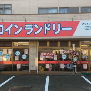大型コインランドリー　さわやかピュア三橋店　埼玉県さいたま市西区三橋5丁目1891　バイパスから入って青葉園交差点から南へ300ｍ！島忠、アオキ、セイムス、マルエツのお買い物ついでに！駐車場5台完備！100円ジュースもあります！羽毛布団洗い専用コース有！カーペットやカーテンもOK、スニーカー専用の洗濯機、スニーカー専用の乾燥機完備 の画像