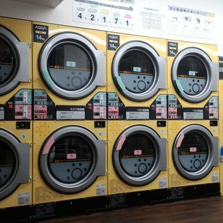 大型コインランドリー　さわやかピュア三橋店　埼玉県さいたま市西区三橋5丁目1891　バイパスから入って青葉園交差点から南へ300ｍ！島忠、アオキ、セイムス、マルエツのお買い物ついでに！駐車場5台完備！100円ジュースもあります！羽毛布団洗い専用コース有！カーペットやカーテンもOK、スニーカー専用の洗濯機、スニーカー専用の乾燥機完備  − 埼玉県