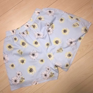 新品 アースミュージック&エコロジー EARTH MUSIC & ECOLOGY♪花柄 キュロットパンツ スカート 水色 Ｆ レディースの画像