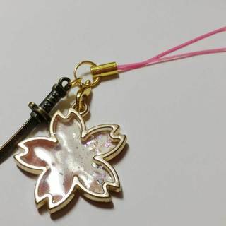 【ハンドメイド】レジン：桜と刀 ピンクストラップ（ピンク+クリア...