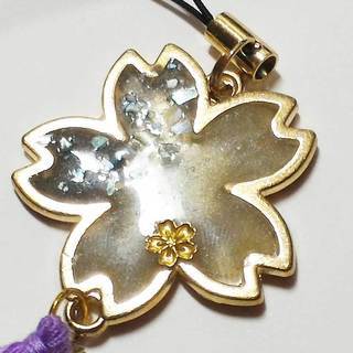 【ハンドメイド】レジン：桜の房付き 黒ストラップ（ネイビー+クリ...