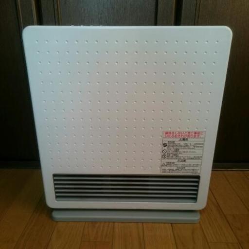 値下^_^ガスファンヒーター 白で可愛らしいです