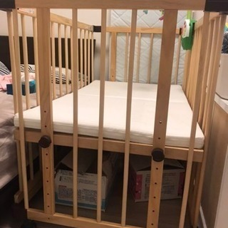ベビーベッド と マットの画像