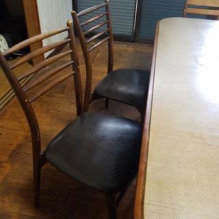 ダイニングテーブルの画像