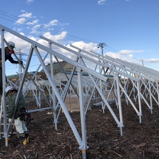 未経験者OK 経験者　有資格者優遇　太陽光発電所　杭打設　架台組立　パネル設置　建設現場作業員　職長　現場管理　募集　年収270万から500万円 ボーナス含む　の画像