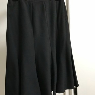 値下 就活 面接 黒のシンプルフレアスカートの画像