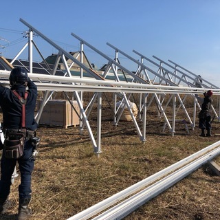 未経験者OK 経験者　有資格者優遇　太陽光発電所　杭打設　架台組立　パネル設置　建設現場作業員　職長　現場管理　募集　年収270万から500万円 ボーナス含む　の画像
