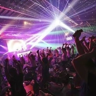 クラブ、EDM好きな女の子！！
