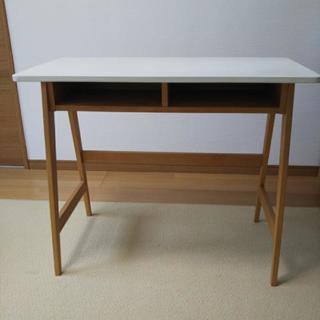 ★値下げ★ 天板が白のおしゃれな机 