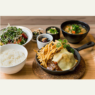 東北食材を使った創作料理、交流スペースで東北を応援する想いが詰まったダイニングカフェで接客☆の画像