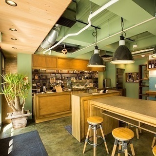 コーヒースタンドとカフェ。生産者の温もりの発信地としてデザインされた複合店舗での接客。の画像
