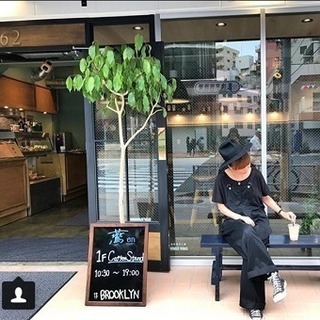 コーヒースタンドとカフェ。生産者の温もりの発信地としてデザインされた複合店舗での接客。の画像