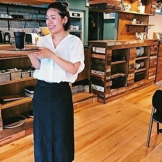 コーヒースタンドとカフェ。生産者の温もりの発信地としてデザインされた複合店舗での接客。の画像