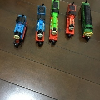 機関車トーマスのブリキ？鉄？製列車５台 と MAPシートとレール...