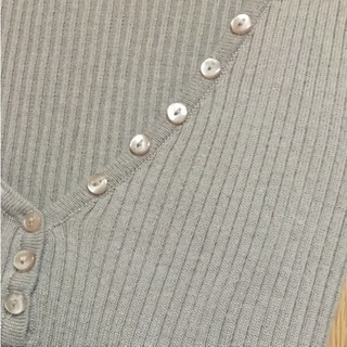 グレイカットソーの画像