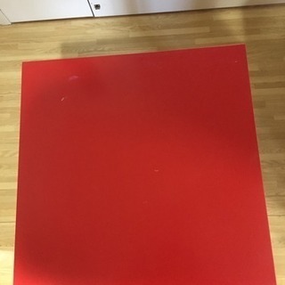 イケアのテーブル赤正方形、あげます。の画像