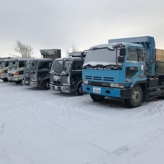 4トンダンプの運転手の画像