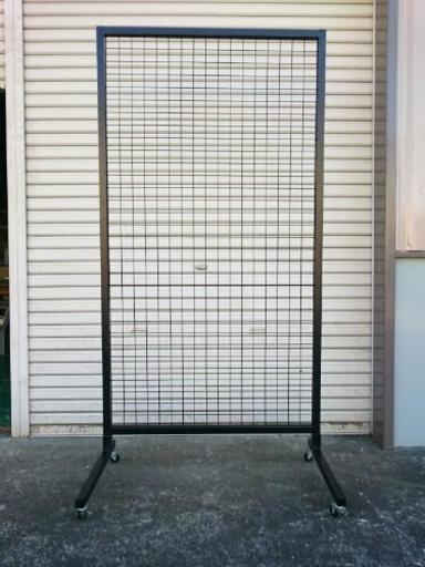 店舗什器 ディスプレイネット 黒 L型
