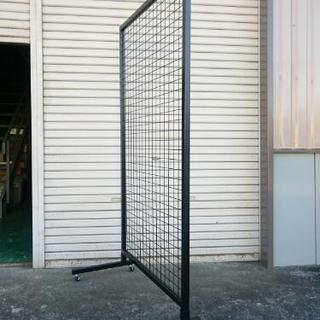 店舗什器 ディスプレイネット 黒 L型の画像