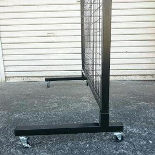 店舗什器 ディスプレイネット 黒 L型の画像