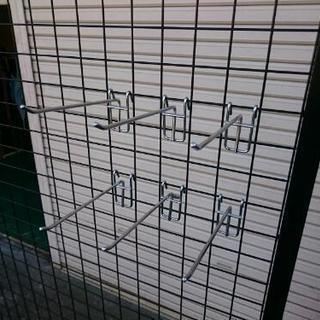 店舗什器 ディスプレイネット 黒 L型の画像