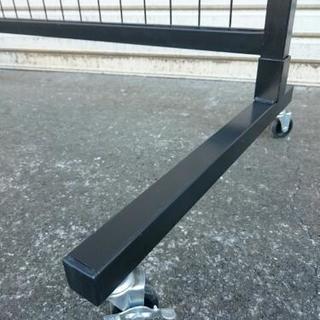 店舗什器 ディスプレイネット 黒 L型の画像