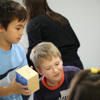 小学生を子供にもつ親御様必見！！Genius Kids で英語で...