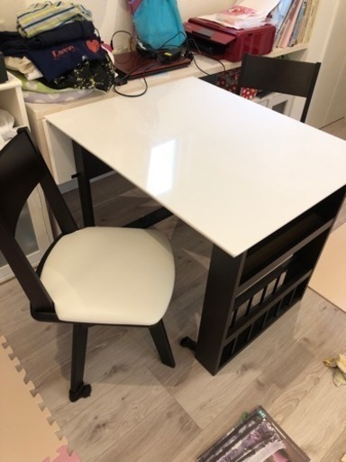 伸縮可能 テーブル＆椅子二脚セット