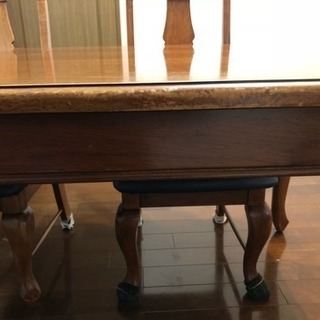 ダイニングテーブルと椅子４脚セットの画像