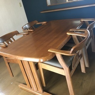 ダイニングテーブルとイス