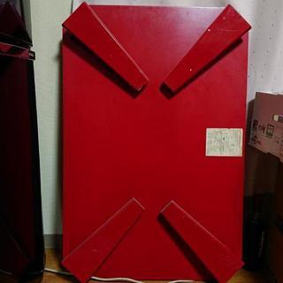 赤いテーブル