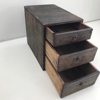 小箪笥三段抽斗【骨董品】高さ約23cm　卓上サイズの画像