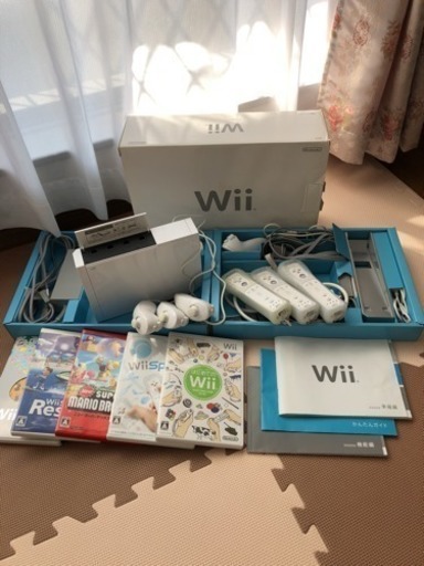 Wii本体 リモコン3本・ヌンチャク4本・ソフト５枚