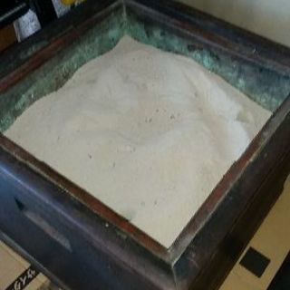 値段を下げての再投稿。45㎝四方、高さ30センチ綺麗な灰付きの火鉢(レアな手作り)の画像