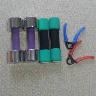 鉄アレイとハンドグリップの画像