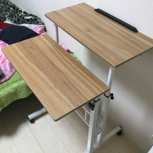 天板の高さが変えられるテーブル