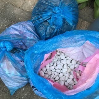 丸石3袋と調湿剤一袋 貰ってください ガーデニングやインテリアリ...