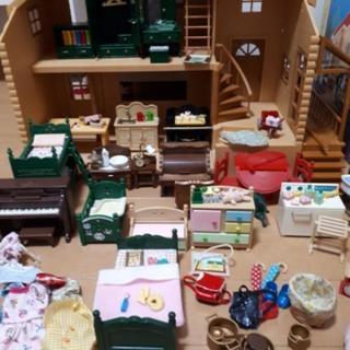 ★値下げしました★<中古>シルバニアファミリー赤い屋根の大きなお家★家具多数★八百屋★ICE★洋服の画像