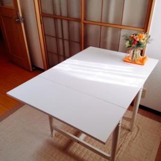 IKEA伸縮可能、白テーブル　1月8日まで‼️