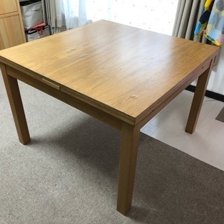 IKEAテーブル