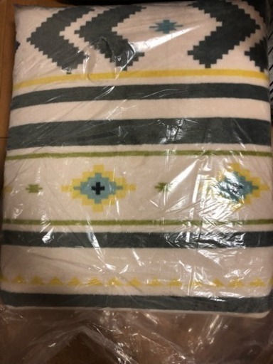 新品、未使用品です。